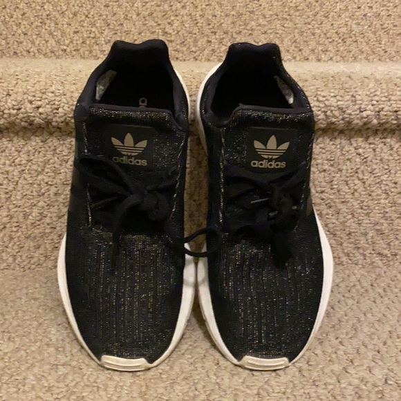 Adidas shoes size 5.5 in black with gold - Picture 4 of 7